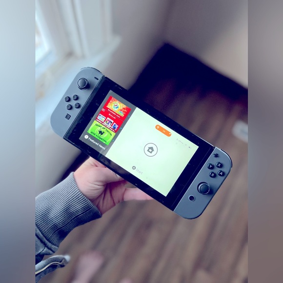 Nintendo Switch - Picture 2 of 5